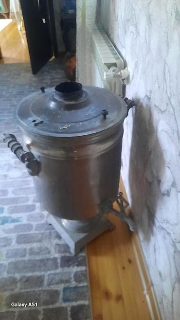 kohnə samavar: Köhnə tip samovar/qaynadıcı qazan – böyük həcmli, mərkəzi baca ilə — 3