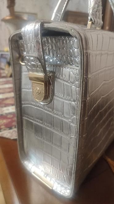 kia ceed stop: Gümüşü rəngdə, kroko fakturalı qadın əl çantası,iri hecimlidi - — 2