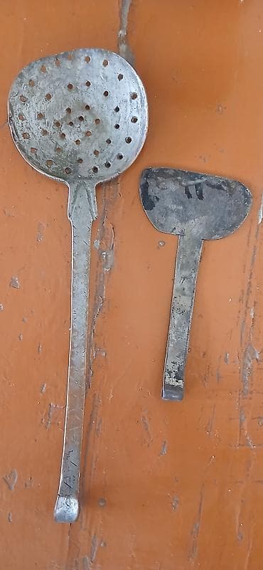 вешалка в прихожую настенная: Məhsul: Köhnə, qedimi antik dövrə metal dəsti. Qiymet ucune aiddir — 2