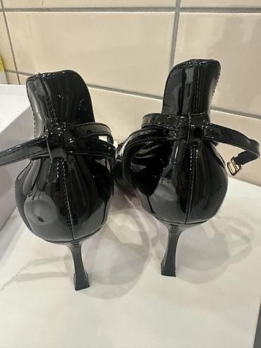 женские классические туфли на танкетке: Qadın klassik ayaqqabıları – qara laklı, iti burunlu, incə hündürdaban — 4