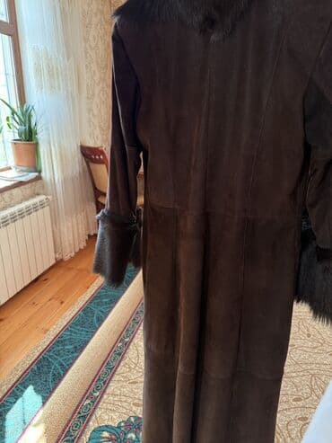 пальто зимнее: Tünd qəhvəyi rəngdə, uzun qadın xəz paltosu təqdim olunur. Palto yaxa — 2