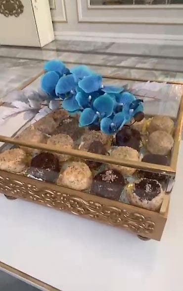 paltar asılqanı: Zərif naxışlı qızılı,içigüzgülü ikinci əl xonça seti satılır.Az — 4