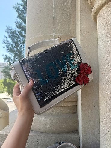 Parlaq payetli çanta - Material: açıq krem rəngli süni dəri gövdə, ön