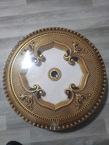 Dairəvi formalı, qızılı və ağ rənglərin ahəngində hazırlanmış tavan