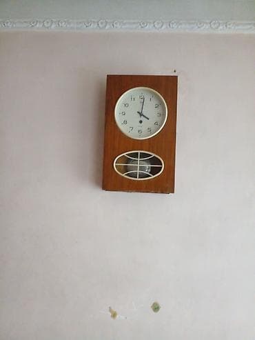 divarda fiqurlar: Dairəvi formada, metal materialdan hazırlanmış bəzək qalxanı. Üzərində — 8