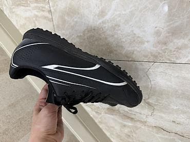 puma azerbaijan: Qara rəngli idman ayaqqabısı - Ümumi dizayn: Minimalist qara üstlük — 4