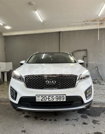 Kia Sorento, ağ rəngli, 5 qapılı SUV. Xarici: - LED ön faralar və