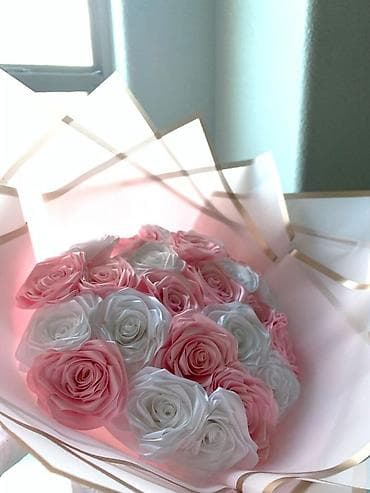 Zərif gül dəstəsi – açıq çəhrayı və ağ tonlarda. - Tərkibi: çoxsaylı