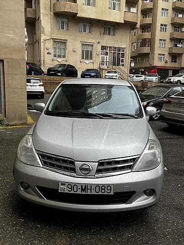 passat fara: Nissan Tiida — gümüşü rəng, 5 qapılı hetçbek. Xarici və texniki — 6