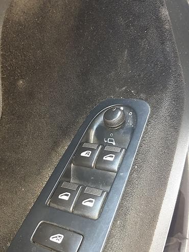 lizing avtomobiller: Ağ rəngli sedan avtomobil Xarici: - Ağ gövdə, arxa park sensorları - — 3