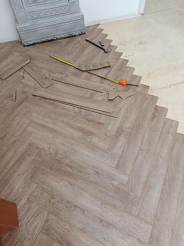 taxta qapi temiri: Laminat ustası her nov laminatlarin vurulmasi. Laqa dikt yığılması — 2