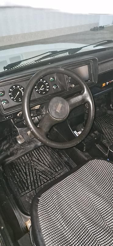 suse butulka: VAZ 2107, ağ rəng, sedan kuzov. Klassik dizaynlı 4 qapı, arxa — 3