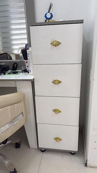 Gözəllik salonu üçün ağ rəngli vizaj/saç ustası stol dəsti - Divara