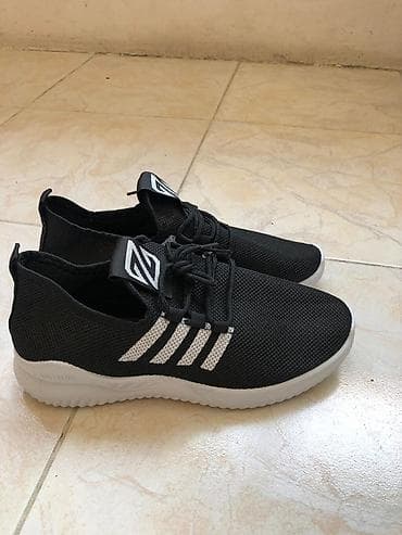 Qara-xalça üstü ağ detallı yüngül idman ayaqqabısı - Rəng: qara üst