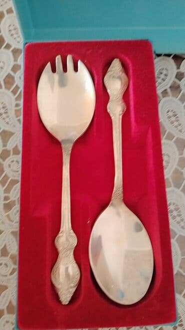 Dekorativ qutuda təqdim olunan bu salat servis dəsti, bir salat qaşığı