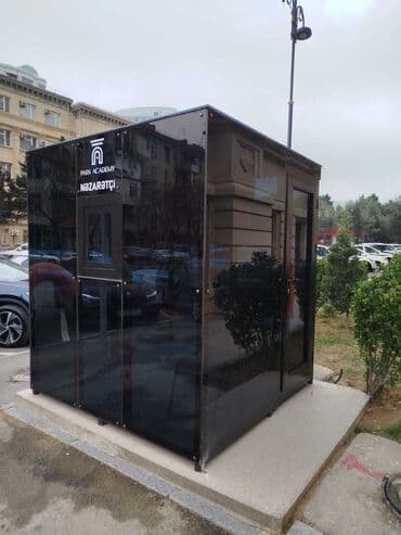 kiosk: Qara rəngdə, müasir dizaynlı mühafizə kabinəsi. "Park Academy" loqosu — 1