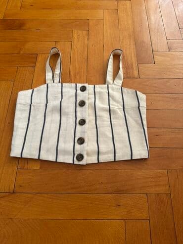 женские рубашки в полоску: Ağ rəngli, qara zolaqlı qadın qısa topu. Ön hissəsində taxta düymələr — 1