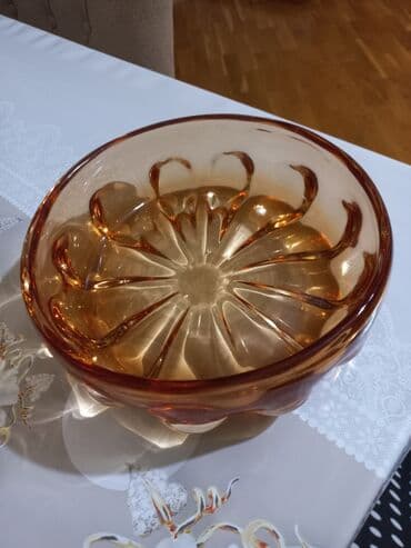 Qedimi rengli konfet qabi