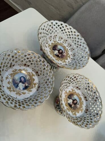 perfe: Bu dəstə zərif ağ rəngli farfor vaza və bir neçə zərli, oymalı qab — 4