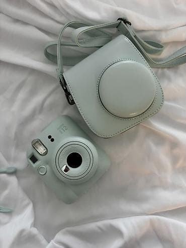 Fujifilm Instax Mini 12 instant fotoaparat – açıq yaşıl rəngdə