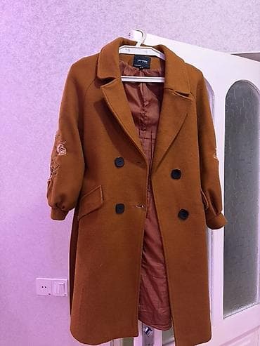 nabi smart watch: Qadın palto – qəhvəyi/karamel rəngdə, ikiqat düyməli dizayn. - Model — 1