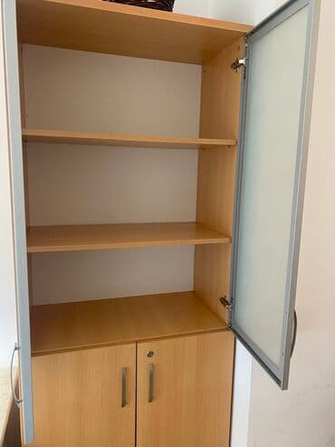 bərbər şkafı: Yaxşı vəziyyətdədir. Sadəcə şüşəsi çatlayıb 📍Xırdalanda yerləşir — 2