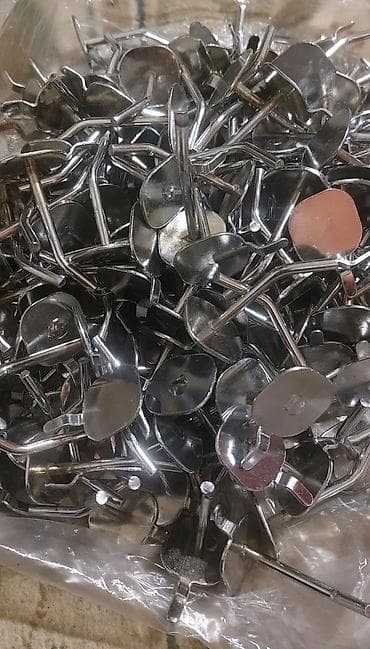 Mağaza avadanlığı: Dəlikli lövhələr üçün nəzərdə tutulmuş metal asqılar. Bu asqılar — 2