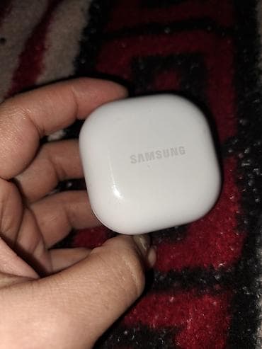 Kompüter və noutbuk aksesuarları: Samsung Galaxy Buds (Sound by AKG) - Rəng: Ağ şarj qutusu, tünd boz — 2