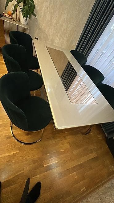Tecili masa 6 eded otiracaq ideal veziyyetde. Qiymet 900 azn. Azadliq