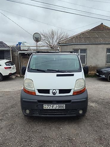 reno: Renault Trafic yük furgonu - Korpus: ağ rəng, ikitərəfli sürgülü yan — 4