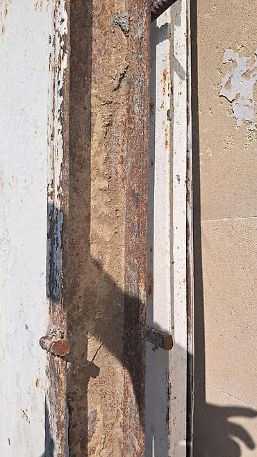 berber avadanliqlari: Qapilar 60 azn
100 azn
130 azn 
taxta qapi pencere 4edenn150 azn — 6