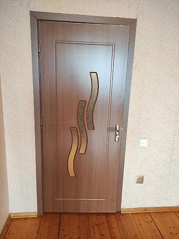 hovsan hamam: Taxta teksturalı, qəhvəyi rəngdə otaq qapısı. - Material: MDF/laminat — 2