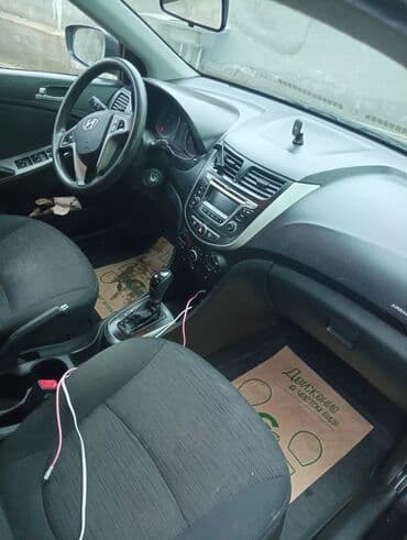 volkswagen 3 2: Hyundai Solaris sedan - Korpus: 4 qapılı sedan, qara rəng - Mühərrik — 7