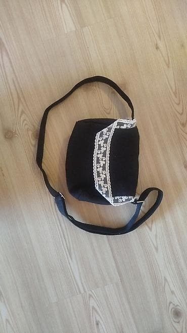 Qara rəngli çiyin çantası - Material: yumşaq parça/tekstil - Rəng