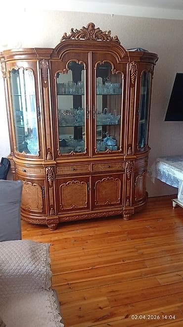 Klassik üslubda vitrin-bufet - Material: Təbii ağacdan hazırlanmış