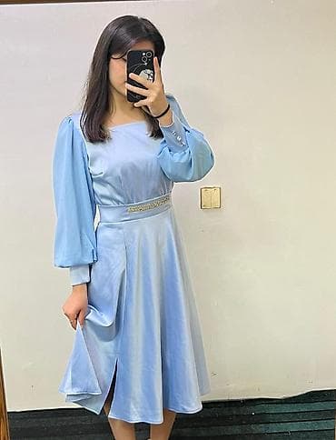 Mavi rəngdə zərif qadın paltarı - Model: midi uzunluqda, A-kəsim