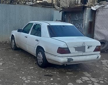 mersedes 208d: Mercedes-Benz E 250: 2.5 l | 1995 il Sedan — 9