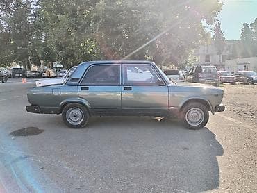 tra: VAZ 2107 sedan - Kuzov: 4 qapılı sedan, tünd yaşıl rəng - Mühərrik — 5
