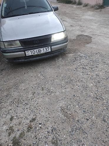 orta panel: Opel Vectra sedan - Model: Opel Vectra A - Korpus: sedan, gümüşü rəng — 3