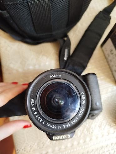 Canon EOS 700D DSLR fotoaparat + Canon EF-S 18-55mm f/3.5-5.6 IS STM