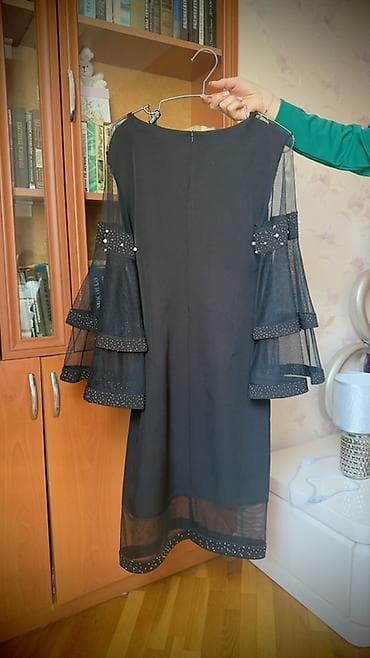 Qadın geyimləri: Qara rəngli zərif geyim - Model: dizdən bir az aşağı uzunluqda qara — 3