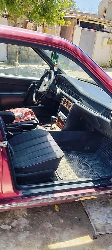 brabus disk: Mercedes-Benz 190E sedan - Korpus: 4 qapılı sedan, albalı/qırmızı — 4