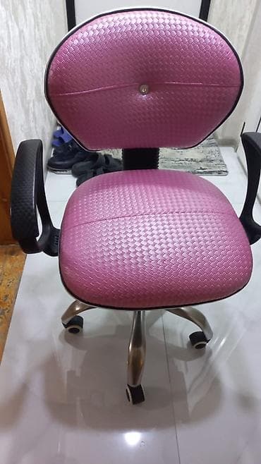 Kreslo. 55man. Yaxsi veziyyetdedi.Qalxib enir.Unvan
