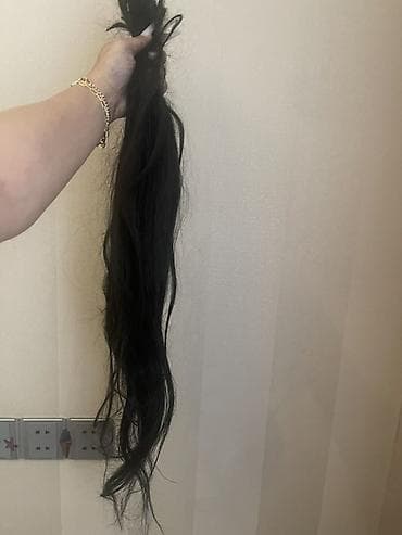 Təbii insan saçı – tünd qəhvəyi/qaraya yaxın rəngdə, uzun, dalğalı