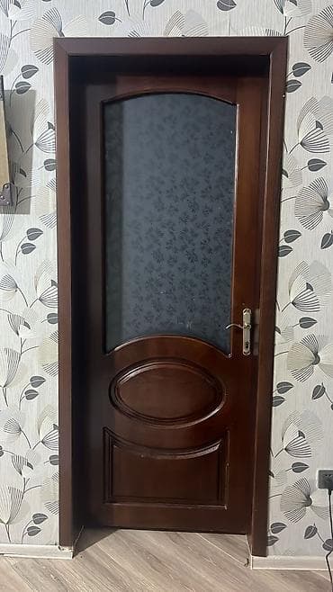 vitrin dekor: 4 eded 205/85 şüşəli.otaq qapisi. Qiymet 55 azn (1) ededi Unvan — 2