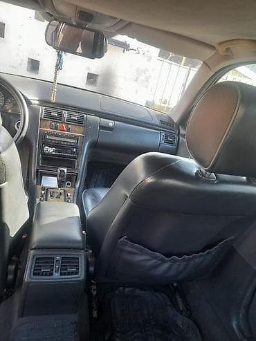 2000 bmw 320i: Mercedes-Benz E-Class: 2 l | 2000 il Sedan — 8