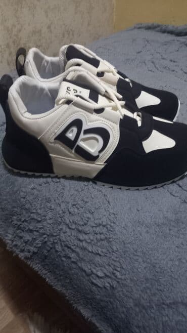 Босоножки, сандалии, шлепанцы: Qara-ağ idman ayaqqabısı - Model: Aomio “New Fashion” yazılı dillər - — 2