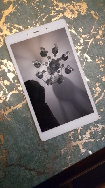 planşet ucuz: Ağ çərçivəli planşet Xüsusiyyətlər: - Ekran: təxminən 7–8 düym, şüşə — 1