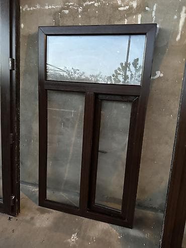 plastik gapi: 2 qapı, 1 pəncərədir. Və rəngi koyu meşə gedir Qapinin ölçüləri — 4