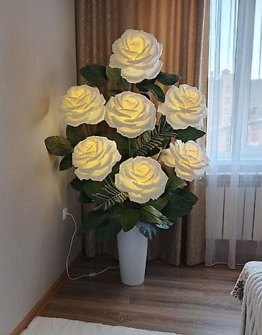 Dekorativ LED güllü floor lamp – böyük ölçülü, vaza tipli stenddə